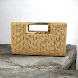 Τσάντα clutch από ψάθα μπεζ με λεπτομέρεια χρυσή στο χέρι με αλυσίδα 