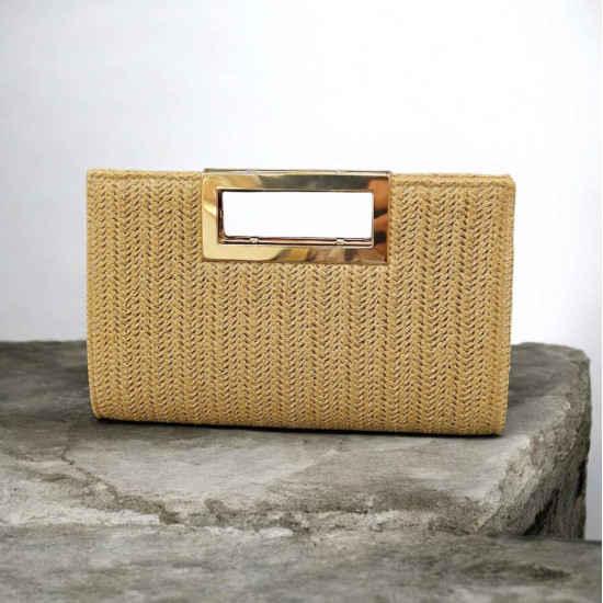 Τσάντα clutch από ψάθα μπεζ με λεπτομέρεια χρυσή στο χέρι με αλυσίδα 