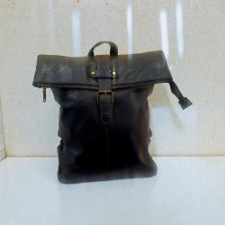 Τσάντα πλάτης σε μαύρο χρώμα με πολλές θέσεις N. 06025