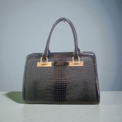 Τσάντα ώμου μαύρη από λουστρίνι με ιδιαίτερες λεπτομέρειες 