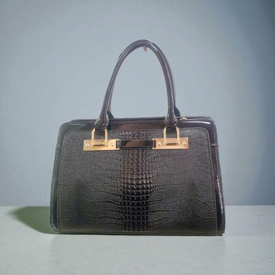 Τσάντα ώμου μαύρη από λουστρίνι με ιδιαίτερες λεπτομέρειες 