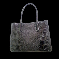 Τσάντα ώμου μαύρη από λουστρίνι με ιδιαίτερες λεπτομέρειες