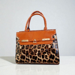 Τσάντα ώμου λεοπάρ από λουστρίνι με ιδιαίτερες λεπτομέρειες