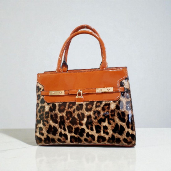 Τσάντα ώμου λεοπάρ από λουστρίνι με ιδιαίτερες λεπτομέρειες