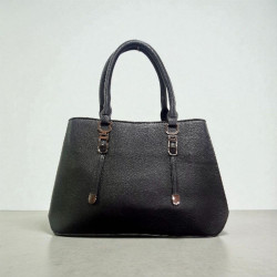 Τσάντα ώμου μαύρη με minimal λεπτομέρειες 