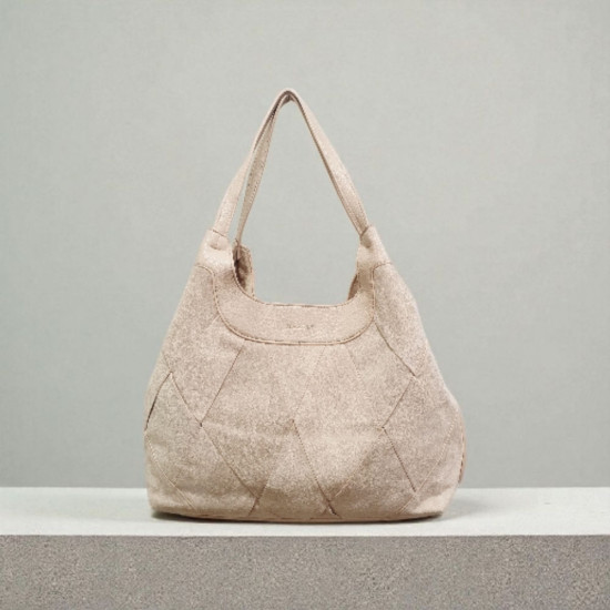 Τσάντα ώμου μπεζ από σουέτ με ιδιαίτερες λεπτομέρειες 