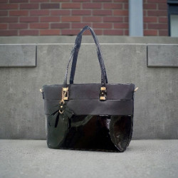 Τσάντα ώμου μαύρη από δέρμα και λουστρίνι