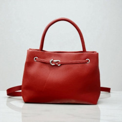 Τσάντα ώμου μπορντό από δέρμα με λεπτομέρεια ασημένια