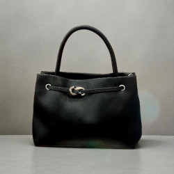 Τσάντα ώμου μαύρη από δέρμα με λεπτομέρεια ασημένια