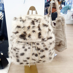 Τσάντα γούνα μπεζ animal print  πλάτης με φερμουάρ και καπάκι 