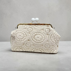Τσάντα clutch με δαντέλα σε χρώμα μπεζ και με αλυσίδα 