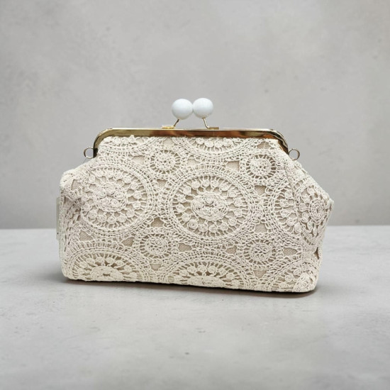 Τσάντα clutch με δαντέλα σε χρώμα μπεζ και με αλυσίδα 