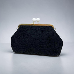 Τσάντα clutch με δαντέλα σε χρώμα μαύρο και με αλυσίδα 