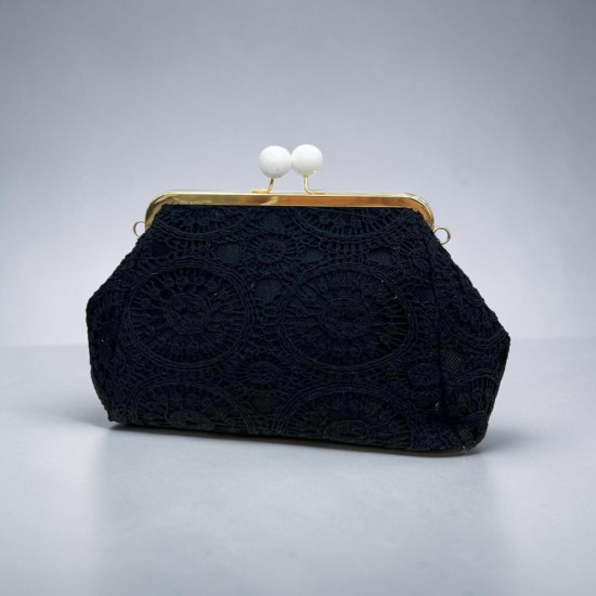 Τσάντα clutch με δαντέλα σε χρώμα μαύρο και με αλυσίδα 