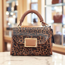 Τσάντα γυναικεία λεοπάρ με καπάκι και με ιδιαίτερο χερούλι 