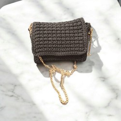 Τσάντα πλεκτή με καπάκι και αλυσιδα σε μαύρο χρώμα 