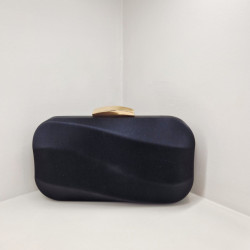 Βραδινό τσαντάκι φάκελος Clutch με σκληρό σκελετό σε χρώμα μαύρο &  με αλυσιδάκι