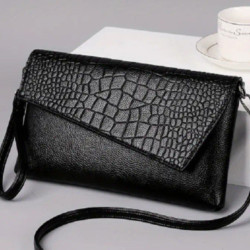 Τσάντα φάκελος σε μαύρο χρώμα στο κούμπωμα croco με λουράκι για χιαστί 
