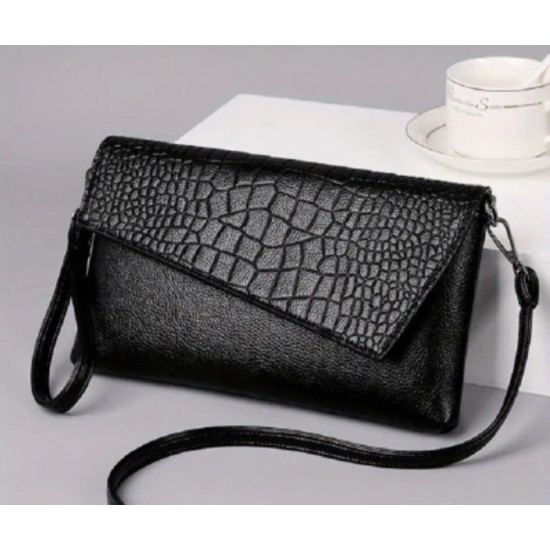 Τσάντα φάκελος σε μαύρο χρώμα στο κούμπωμα croco με λουράκι για χιαστί 