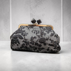 Τσάντα clutch  με κέντημα σε χρώμα μαύρο και αλυσίδα