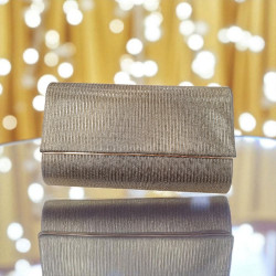 Τσαντάκι φάκελος σε λάδι χρώμα με λεπτομέρεια στο κούμπωμα χρυσό και αλυσιδάκι