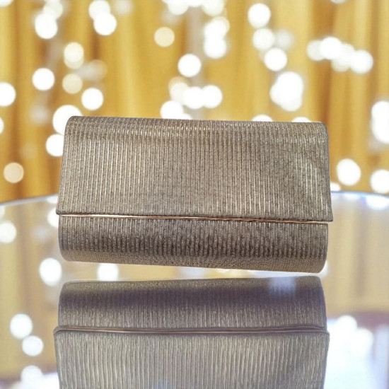 Τσαντάκι φάκελος σε λάδι χρώμα με λεπτομέρεια στο κούμπωμα χρυσό και αλυσιδάκι