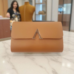 Τσαντάκι φάκελος ματ σε ταμπά χρώμα με λεπτομέρεια στο κούμπωμα χρυσό και αλυσιδάκι