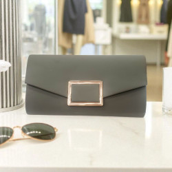 Τσαντάκι φάκελος ματ σε λάδι χρώμα με λεπτομέρεια στο κούμπωμα χρυσό και αλυσιδάκι 