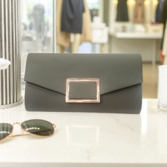 Τσαντάκι φάκελος ματ σε λάδι χρώμα με λεπτομέρεια στο κούμπωμα χρυσό και αλυσιδάκι 