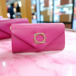 Τσαντάκι φάκελος φούξια δερματίνη με χρυσή λεπτομέρεια και αλυσιδάκι 