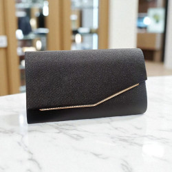 Τσαντάκι φάκελος μαύρο από ύφασμα με διακριτική minimal λεπτομέρεια  και αλυσιδάκι