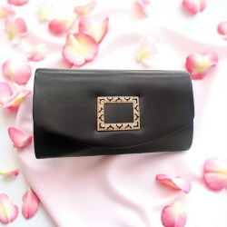 Τσαντάκι φάκελος μαύρο από δερματίνη με λεπτομέρεια χρυσή και αλυσιδάκι