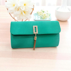 Τσαντάκι φάκελος σε χρώμα πράσινο σατέν ματ με λεπτομέρεια χρυσή και αλυσιδάκι 