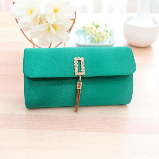 Τσαντάκι φάκελος σε χρώμα πράσινο σατέν ματ με λεπτομέρεια χρυσή και αλυσιδάκι 