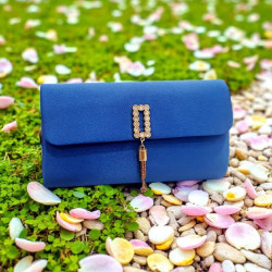 Τσαντάκι φάκελος σε χρώμα μπλε ρουά σατέν ματ & λεπτομέρεια σε χρυσό και αλυσιδάκι 