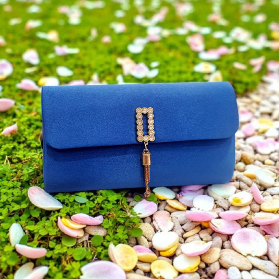 Τσαντάκι φάκελος σε χρώμα μπλε ρουά σατέν ματ & λεπτομέρεια σε χρυσό και αλυσιδάκι 