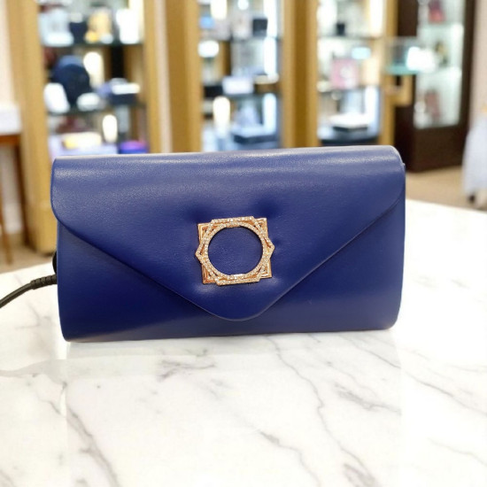 Τσαντάκι φάκελος σε μπλε δερματίνη  & λεπτομέρεια σε χρυσό και αλυσιδάκι 