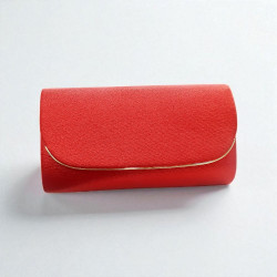 Τσαντάκι φάκελος σε κόκκινο από ύφασμα με χρυσή λεπτομέρεια και αλυσιδάκι 