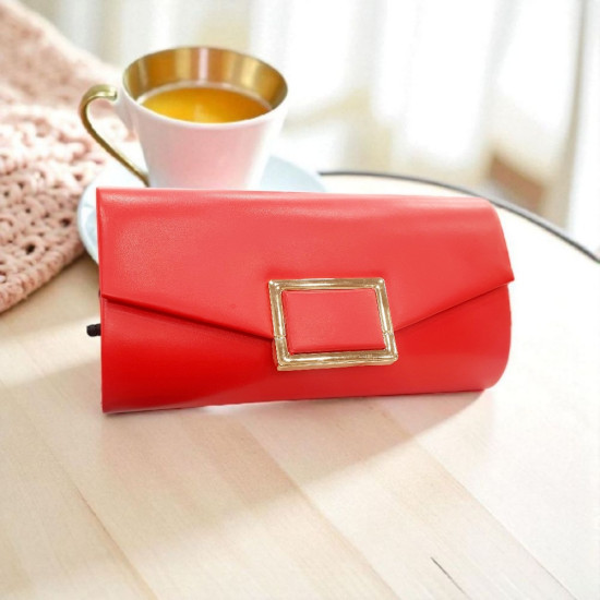 Τσαντάκι φάκελος σε κόκκινη δερματίνη με χρυσή λεπτομέρεια και αλυσιδάκι