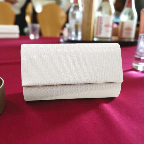 Τσαντάκι φάκελος σε ασημί χρώμα με ασημένια λεπτομέρεια και αλυσιδάκι 