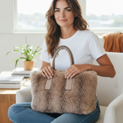 Τσάντα ώμου από γούνα γκρι με δερμάτινες λεπτομέρειες 