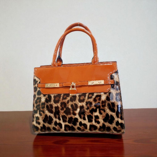 Τσάντα ώμου λεοπάρ από λουστρίνι με ιδιαίτερες λεπτομέρειες