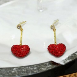Γυναικεία Σκουλαρίκια καρδιές με glitter κόκκινες με αλυσίδα σε χρυσό χρώμα και λεπτομέρεια στο κούμπωμα 