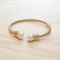 Βραχιόλι χειροπέδα σε χρυσό χρώμα από ατσάλι 316L με πέρλα 